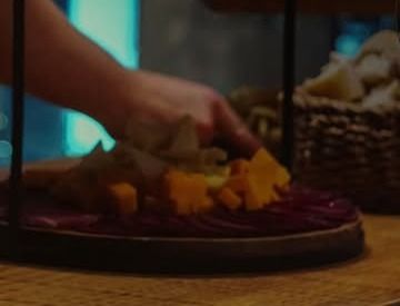 Mesa de evento com tábua de frios e petiscos